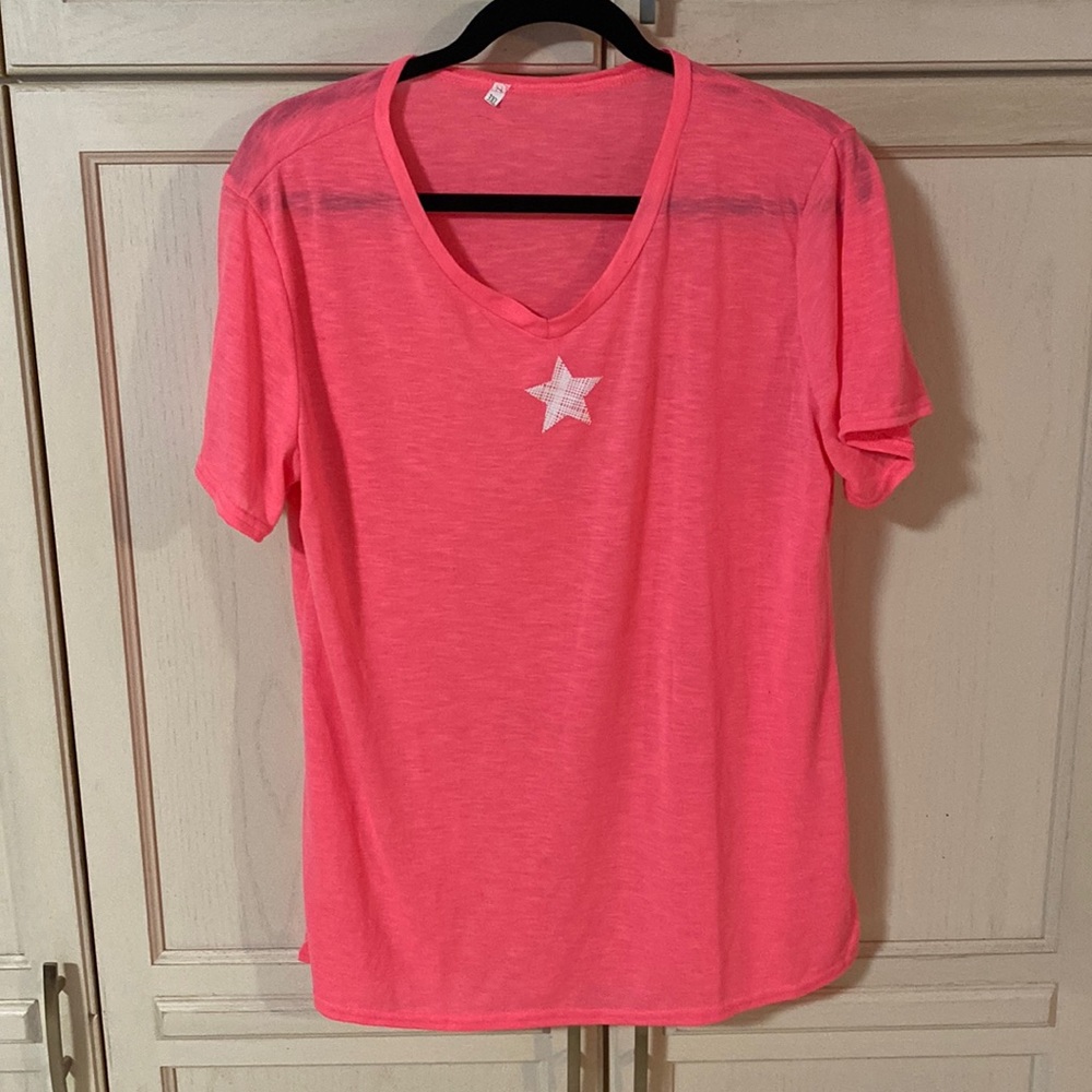 A pink t-shirt with 🌟 on front in 3XL